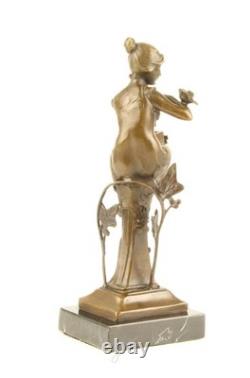 Sculpture en bronze une dame assise avec oiseau sur un marbre noir d'après Nick