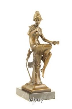Sculpture en bronze une dame assise avec oiseau sur un marbre noir d'après Nick