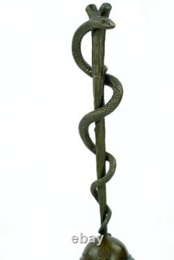 Sculpture en bronzedu caducée d'Asclépios sur un socle en marbre d'après Cadueus