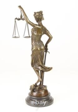 Sculpture la Dame Justice en bronze sur un marbre noir d'après Mayer