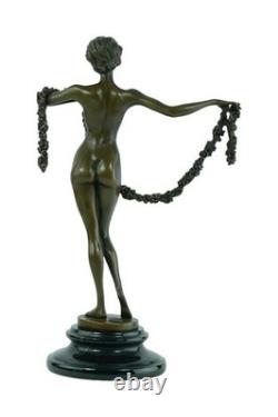Sculpture la Danseuse de Guirlande en bronze sur un socle en marbre noir Signée