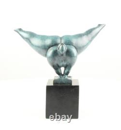 Sculpture moderne en bronze d'une femme nue sur un marbre noir d'après Milo