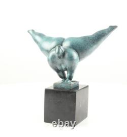 Sculpture moderne en bronze d'une femme nue sur un marbre noir d'après Milo