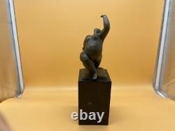 Sculpture moderne en bronze d'une femme nue sur un marbre noir d'après Milo