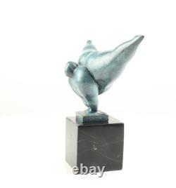 Sculpture moderne en bronze d'une femme nue sur un marbre noir d'après Milo