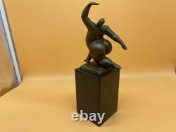 Sculpture moderne en bronze d'une femme nue sur un marbre noir d'après Milo