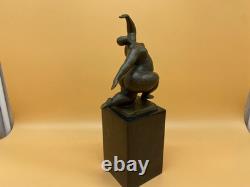 Sculpture moderne en bronze d'une femme nue sur un marbre noir d'après Milo