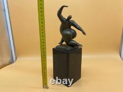 Sculpture moderne en bronze d'une femme nue sur un marbre noir d'après Milo