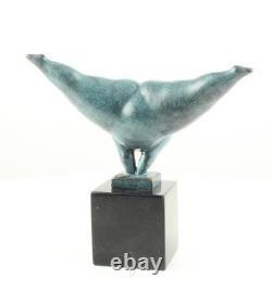 Sculpture moderne en bronze d'une femme nue sur un marbre noir d'après Milo