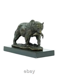Sculpture ours avec poisson en bronze sur un socle en marbre noir d'après Milo