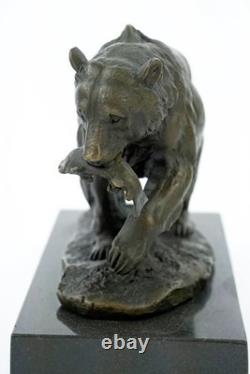 Sculpture ours avec poisson en bronze sur un socle en marbre noir d'après Milo