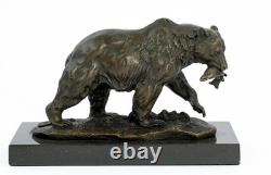 Sculpture ours avec poisson en bronze sur un socle en marbre noir d'après Milo