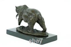 Sculpture ours avec poisson en bronze sur un socle en marbre noir d'après Milo