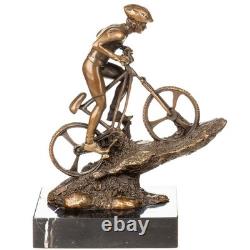 Sculpture un cycliste de montagne en bronze sur un marbre noir d'après Nick