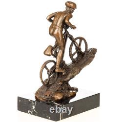 Sculpture un cycliste de montagne en bronze sur un marbre noir d'après Nick