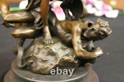 Signée Carpeaux Good vs Evil Ange Frappant Diable Bronze Marbre Sculpture Statue