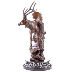 Statue Cerf en bronze sur un socle en marbre noir d'après Barye