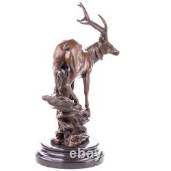 Statue Cerf en bronze sur un socle en marbre noir d'après Barye