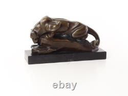 Statue Cougar a la piscine en bronze sur un socle en marbre noir Signée