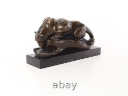 Statue Cougar a la piscine en bronze sur un socle en marbre noir Signée