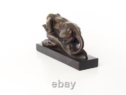 Statue Cougar a la piscine en bronze sur un socle en marbre noir Signée