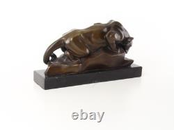 Statue Cougar a la piscine en bronze sur un socle en marbre noir Signée
