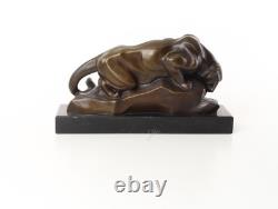 Statue Cougar a la piscine en bronze sur un socle en marbre noir Signée