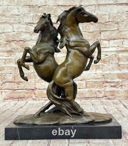 Statue En Bronze De Deux Chevaux Sauvages Signée Sur Socle En Marbre