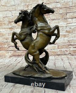 Statue En Bronze De Deux Chevaux Sauvages Signée Sur Socle En Marbre