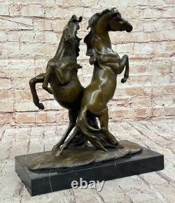 Statue En Bronze De Deux Chevaux Sauvages Signée Sur Socle En Marbre