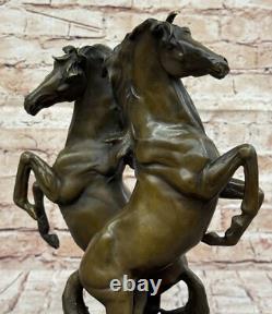 Statue En Bronze De Deux Chevaux Sauvages Signée Sur Socle En Marbre