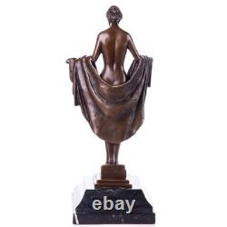 Statue Femme nue en bronze sur un socle en marbre noir d'après J. Korbel