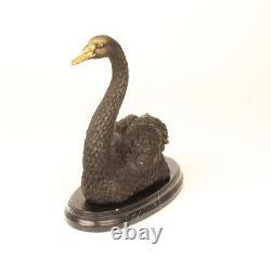 Statue d'un Cygne en bronze sur un socle en marbre noir Signée