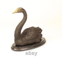 Statue d'un Cygne en bronze sur un socle en marbre noir Signée