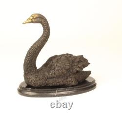 Statue d'un Cygne en bronze sur un socle en marbre noir Signée