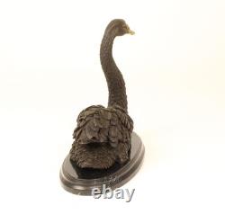 Statue d'un Cygne en bronze sur un socle en marbre noir Signée