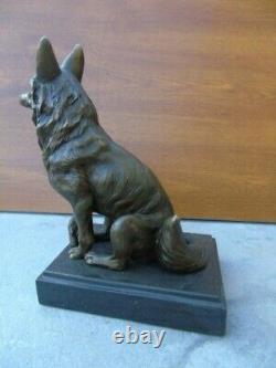 Statue d un chien berger allemand en bronze signé sur marbre