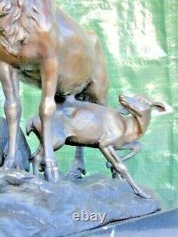 Statue d une famille de cerf et biche et faon en bronze sur marbre signé