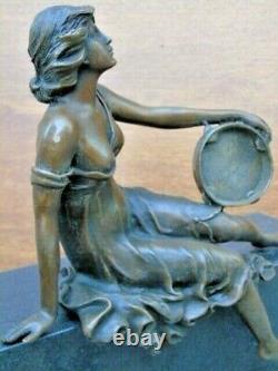 Statue d une femme et son tambourin en bronze sur marbre signé