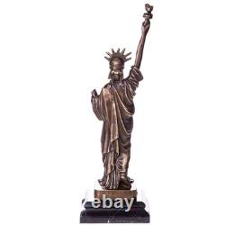 Statue de bronze de la Liberté sur un socle en marbre d'après Auguste Bartholdi