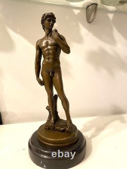 Statue en bronze David mythologie sur un marbre noir d'après Michel Angelo