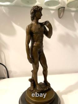 Statue en bronze David mythologie sur un marbre noir d'après Michel Angelo