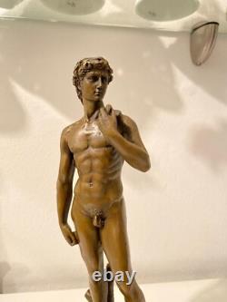 Statue en bronze David mythologie sur un marbre noir d'après Michel Angelo