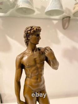 Statue en bronze David mythologie sur un marbre noir d'après Michel Angelo