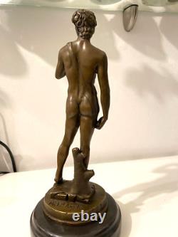 Statue en bronze David mythologie sur un marbre noir d'après Michel Angelo