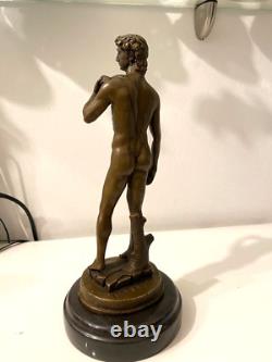 Statue en bronze David mythologie sur un marbre noir d'après Michel Angelo