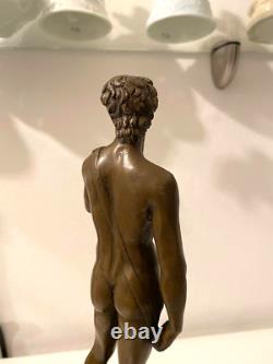 Statue en bronze David mythologie sur un marbre noir d'après Michel Angelo