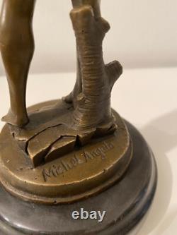 Statue en bronze David mythologie sur un marbre noir d'après Michel Angelo