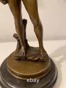 Statue en bronze David mythologie sur un marbre noir d'après Michel Angelo