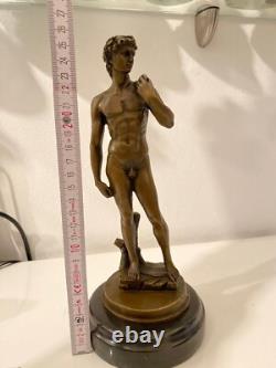 Statue en bronze David mythologie sur un marbre noir d'après Michel Angelo